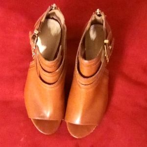 Brand is Liz Claiborne. Size is women's 8 in the US. Color brown.